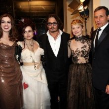 Helena Bonham Carter Anne Hathaway Tim Burton E Il Presidente Della Disney Robert A Iger Alla Royal World Premiere Di Alice In Wonderland 148519