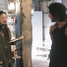 Hiroyuki Sanada e Naveen Andrews in una scena dell'episodio Sundown di Lost