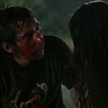 Joel David Moore e Tamara Feldman in una truculenta sequenza dell'horror Hatchet