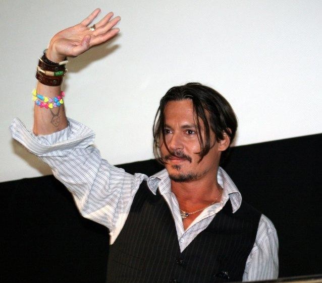 Johnny Depp saluta i fan alla presentazione di Alice in Wonderland al Comic-Con (San Diego)