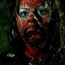 Joleigh Fioravanti in un'immagine cruenta dell'horror Hatchet