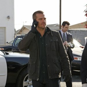 L'Agente Speciale 'G' (Chris O'Donnell) al cellulare in una sequenza dell'episodio Missing di NCIS: Los Angeles