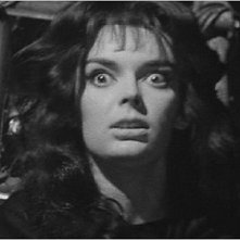 L'attrice Barbara Steele in una scena del film La maschera del demonio