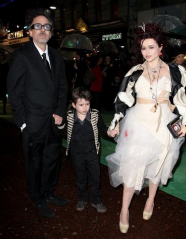 La famiglia Burton (Helena Bonham Carter, Tim Burton e il piccolo Billy Ray) alla Royal World Premiere di Alice In Wonderland