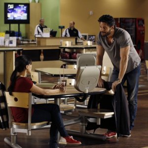 Lisa Goldstein (di spalle) e Joe Manganiello nell'episodio At The Bottom Of Everything di One Tree Hill