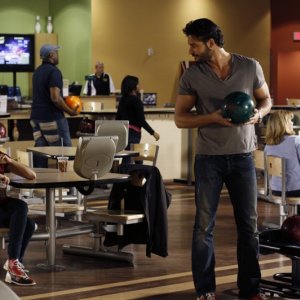 Lisa Goldstein e Joe Manganiello al bowling in una scena dell'episodio At The Bottom Of Everything di One Tree Hill