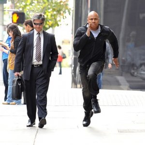 LL Cool J in in corsa durante una sequenza dell'episodio The Bank Job di NCIS: Los Angeles