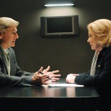 Mark Harmon e Gena Rowlands in una sequenza dell'episodio Mother's Day di N.C.I.S.