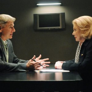 Mark Harmon e Gena Rowlands in una sequenza dell'episodio Mother's Day di N.C.I.S.