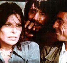 Maurice Poli con  Lea Lander e Luigi Montefiori in una scena di Semaforo Rosso (Cani arrabbiati)