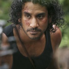 Naveen Andrews in una scena dell'episodio Sundown di Lost