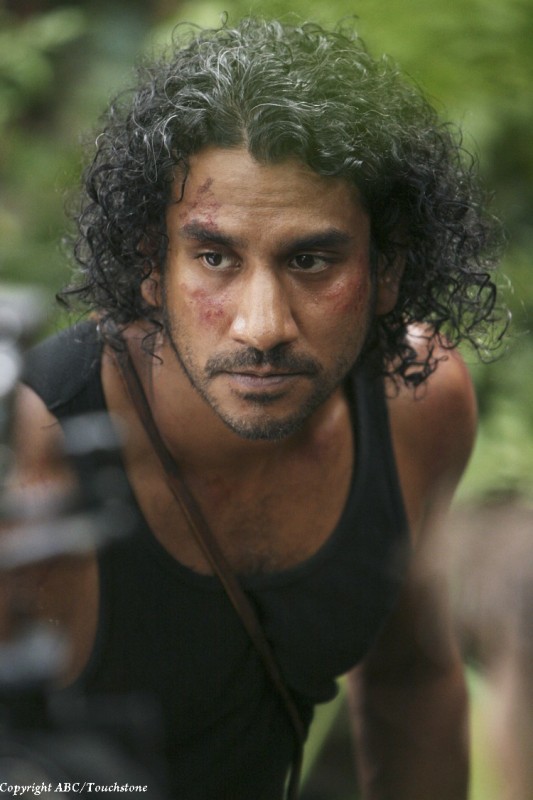 Naveen Andrews in una scena dell'episodio Sundown di Lost