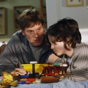 Peter Krause e Max Burkholder in una scena del pilot di Parenthood