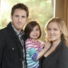 Sam Jaeger è Joel Graham, Savannah Rae è Sydney Graham ed Erika Christensen è Julia Braverman-Graham in una foto promozionale serie Parenthood