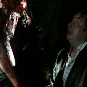 Shapiro (Joel Murray) si trova di fronte a Victor Crowley (Kane Hodder) nell'horror Hatchet
