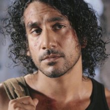 Un primo piano di Naveen Andrews nell'episodio Sundown di Lost