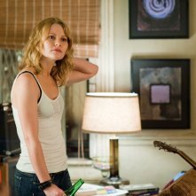 Ally Craig (Emilie de Ravin) con birra in mano nel film Remember Me