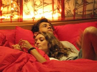 Carolina Crescentini e Vinicio Marchioni in un'immagine del film Venti sigarette