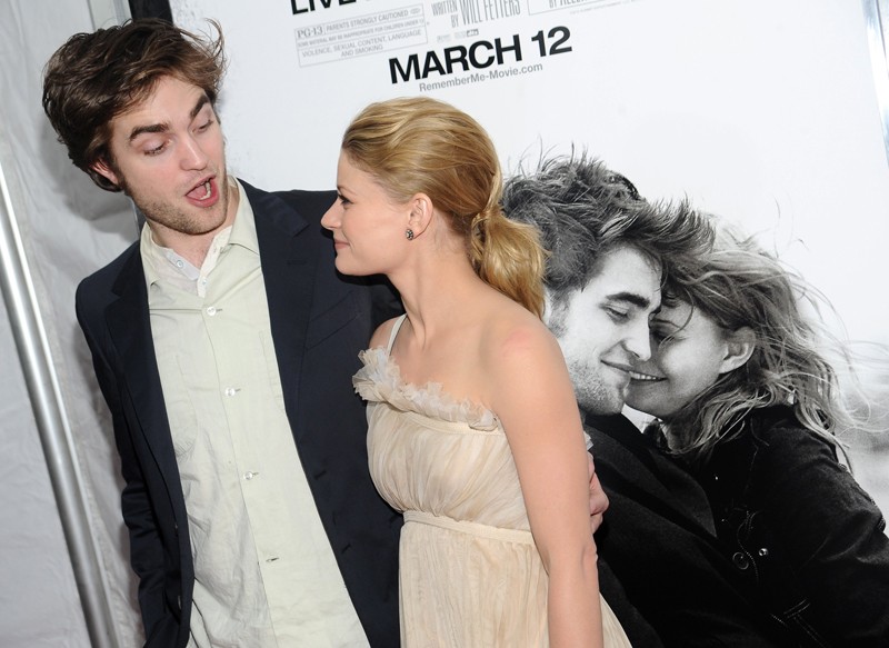 Emilie De Ravin E Robert Pattinson Con Una Buffa Espressione Alla Premiere Newyorkese Del Film Remember Me Marzo 2010 148658
