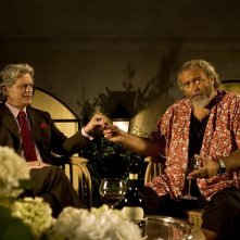 Fabrizio Bentivoglio e Diego Abatantuono in una scena della commedia Happy Family