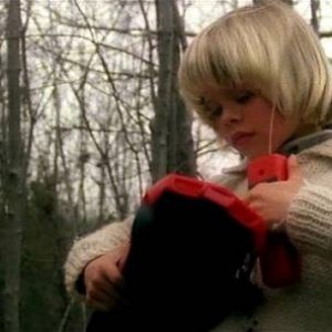 Giovanni Frezza in una scena dell'horror Quella villa accanto al cimitero (1981)