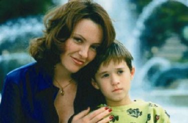 Haley Joel Osment e Toni Collette in una foto promo di Il sesto senso