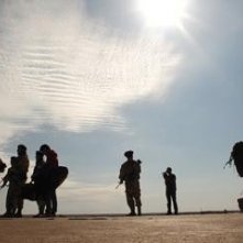 I militari italiani si raggruppano in Iraq nel film Venti sigarette