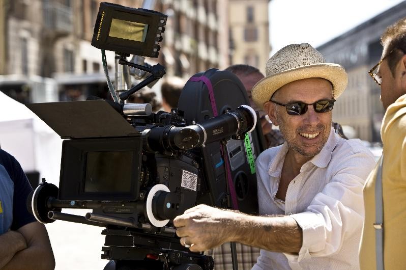 Il regista Gabriele Salvatores sul set del suo film Happy Family