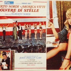Monica Vitti in una lobbycard di Polvere di Stelle