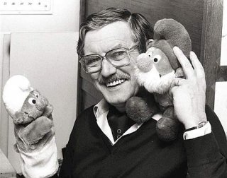 Peyo (Pierre Culliford) con i Puffi, da lui creati.