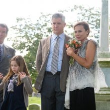 Pierce Brosnan, Ruby Jerins, Gregory Jbara e Lena Olin al cimitero nel film Remember Me
