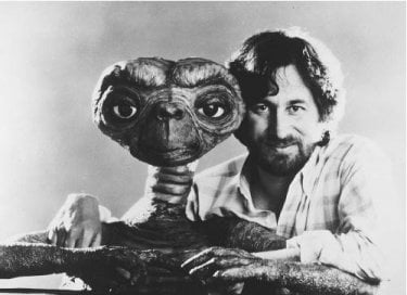 Steven Spielberg accanto a ET, l'extraterrestre