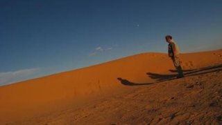 Un'immagine dello spettacolare deserto di Nassiriya dal film Venti sigarette