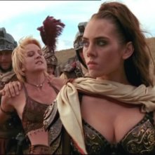Adrienne Wilkinson e Renee O'Connor in una scena nell'episodio 'Livia' del telefilm 'Xena'