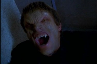 Brian Thompson in Buffy l'ammazzavampiri nell'episodio 1x01 - Benvenuti al college