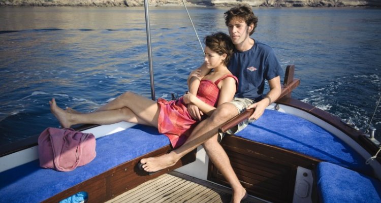 Dario Castiglio e Martina Codecasa in un'immagine del film Sul mare