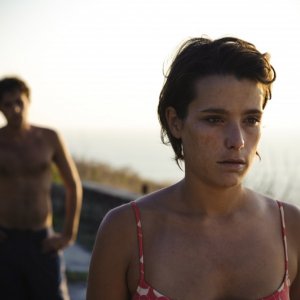 Dario Castiglio e Martina Codecasa in una sequenza del film Sul mare di Alessandro D'Alatri