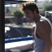 Dario Castiglio nella versione invernale di Salvatore, protagonista di Sul mare