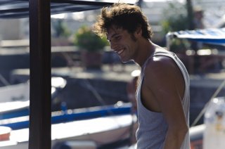 Dario Castiglio nella versione invernale di Salvatore, protagonista di Sul mare