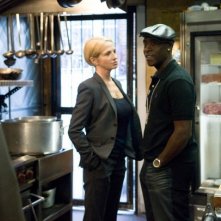 Don Cheadle ed Ellen Barkin in un'immagine del poliziesco Brooklyn's Finest