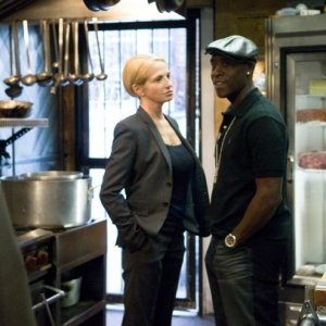 Don Cheadle ed Ellen Barkin in un'immagine del poliziesco Brooklyn's Finest