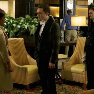 Ed Westwick, Leighton Meester e una donna misteriosa nell'episodio The Hurt Locket di Gossip Girl