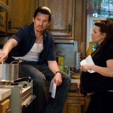Ethan Hawke e Lili Taylor in una scena del film Brooklyn's Finest