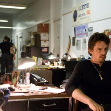 Ethan Hawke in una scena del poliziesco Brooklyn's Finest