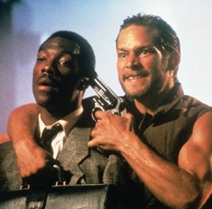 James Remar e Eddie Murphy in una scena di 48 Ore