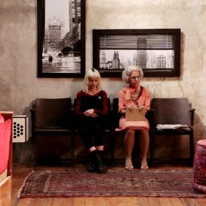Marta (Alice Croci) e  la nonna (Corinna Agustoni) in una scena della commedia Happy Family