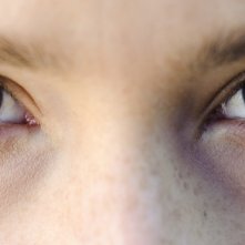 Primo piano dello sguardo di Martina Codecasa dal film Sul mare