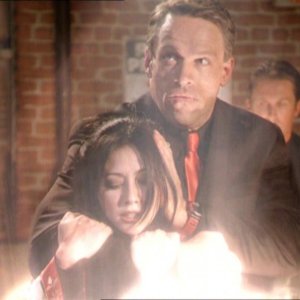 Shannen Doherty e Brian Thompson in Streghe nell'episodio 2x21 - I quattro dell'Apocalisse