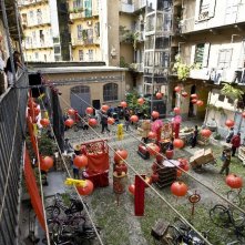 Un'immagine della Chinatown condominiale tratta dalla commedia Happy Family