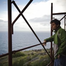 Un pensieroso Dario Castiglio nel film Sul mare di Alessandro D'Alatri